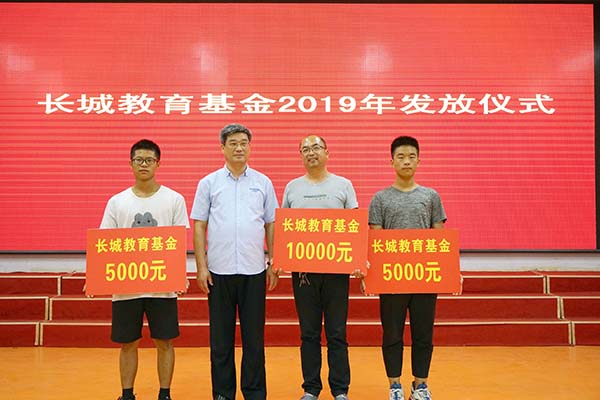 王紀中與受獎勵師生合影