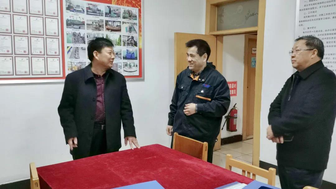 新鄉(xiāng)市總工會副主席王世良(左一)、輝縣市總工會主席李樹林(右一)指導(dǎo)工作