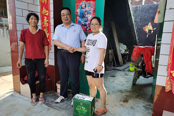 新鄉(xiāng)長(zhǎng)城派代表慰問受災(zāi)的員工