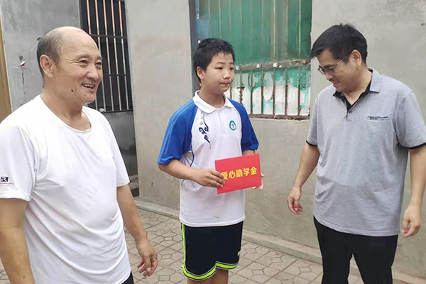 新鄉(xiāng)長城集團愛心家庭攜手輝縣義工“愛心助學，點亮希望”