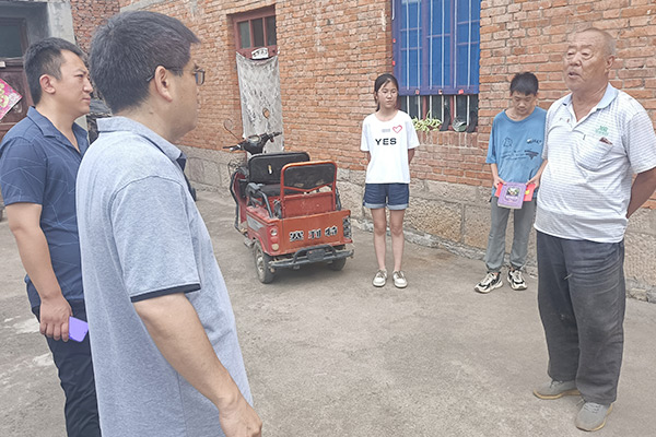 新鄉(xiāng)長城集團愛心家庭攜手輝縣義工“愛心助學，點亮希望”